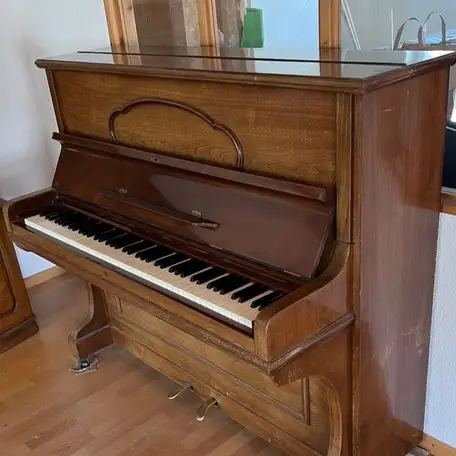 Ein altes, geerbtes Klavier vor der Restaurierung